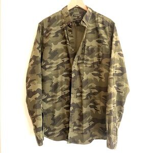Banana Republic Men’s Luxe Flannel Long Sleeve Button Up, Green Camo - Large LN